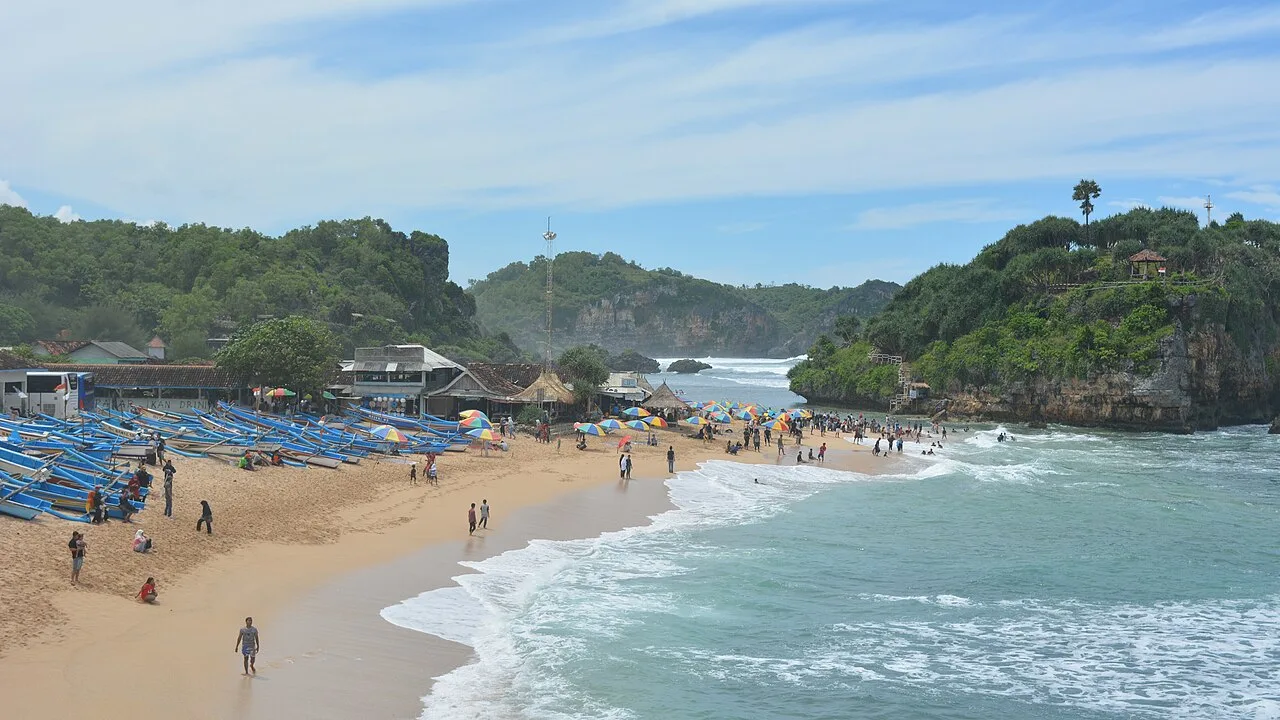 Pantai Drini dilihat dari atas — pulau karang membelah ombak