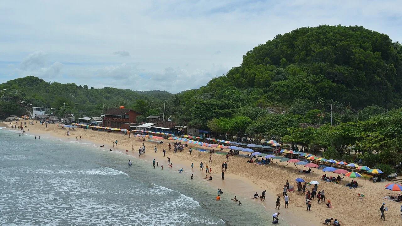 Garis pantai dan tebing karang Pantai Indrayanti
