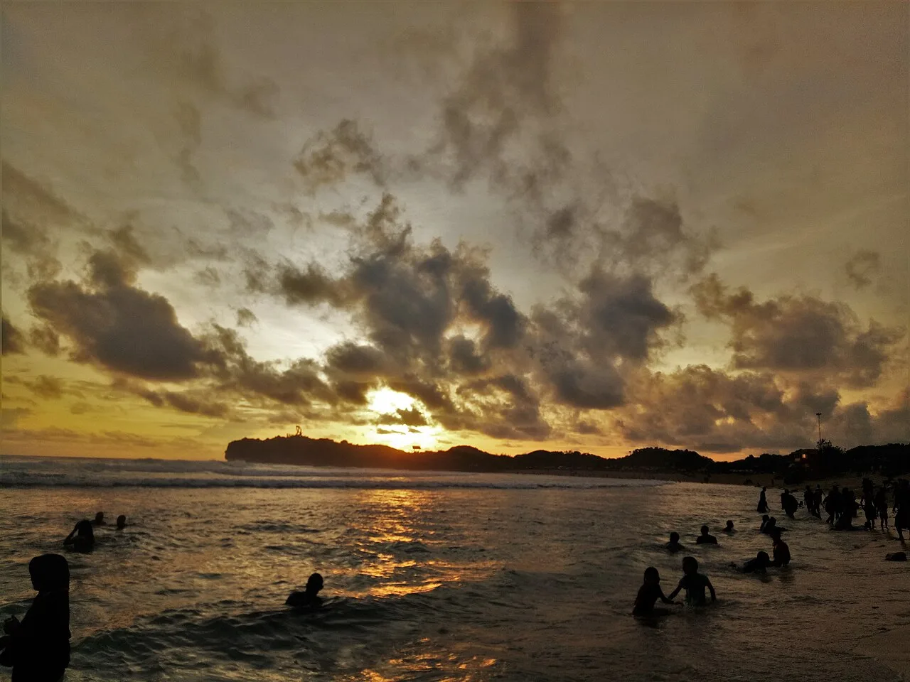 Garis pantai panjang Pantai Krakal