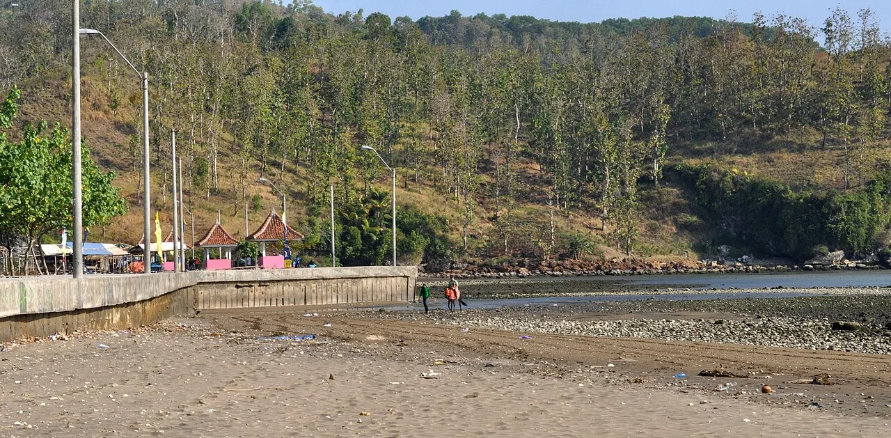 Pantai Logending (Ayah), Kebumen — muara sungai dan perbukitan karst