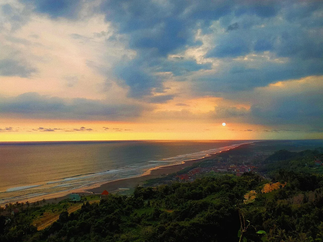 Suasana senja di Pantai Parangtritis
