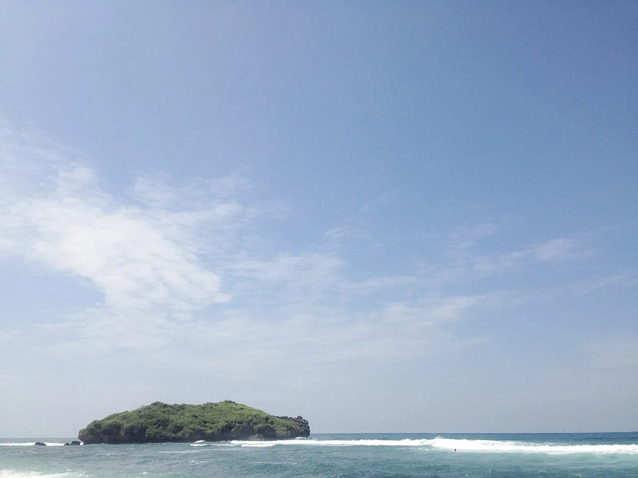 Pantai Sadranan dan dua pulau karang yang membentengi teluk