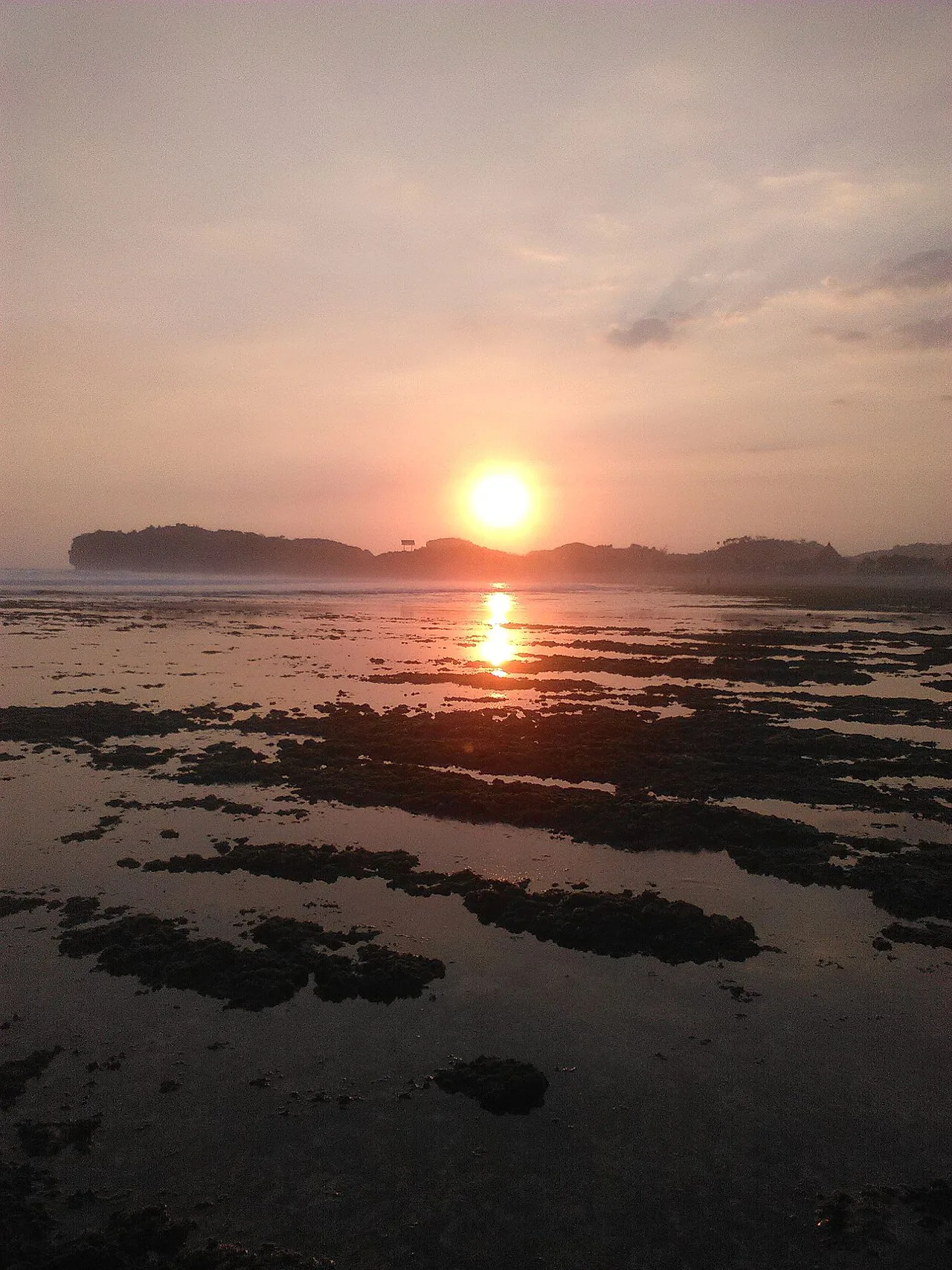 Matahari terbenam di Pantai Slili